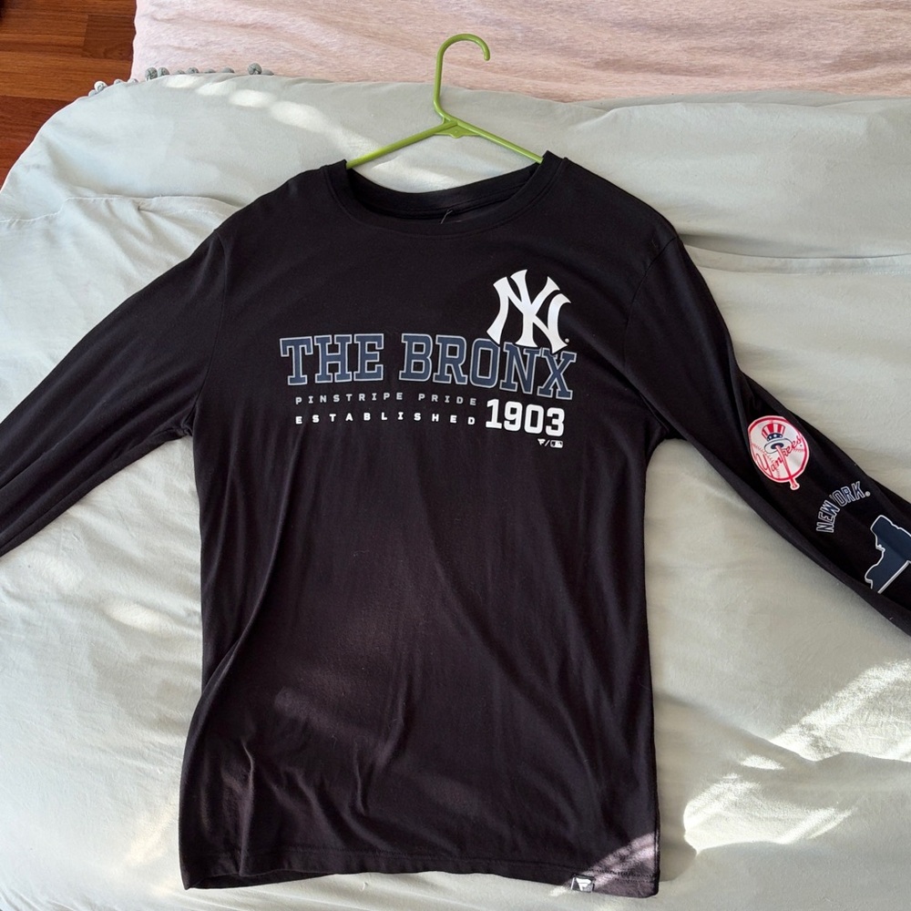 BRAND NEW Fanatics Black Long Sleeve Shirt with New York Yankees Graphics